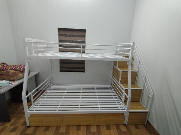 Giường sắt lệch tầng 1m2/1m có ngăn kéo và thang hộp