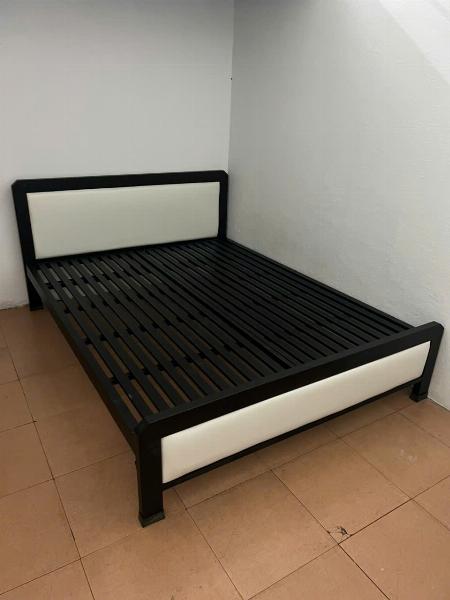 Giường sắt đen kết hợp da 1m6x2m