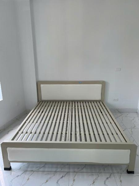 Giường sắt cao cấp màu kem hết hợp da 1m6x2m