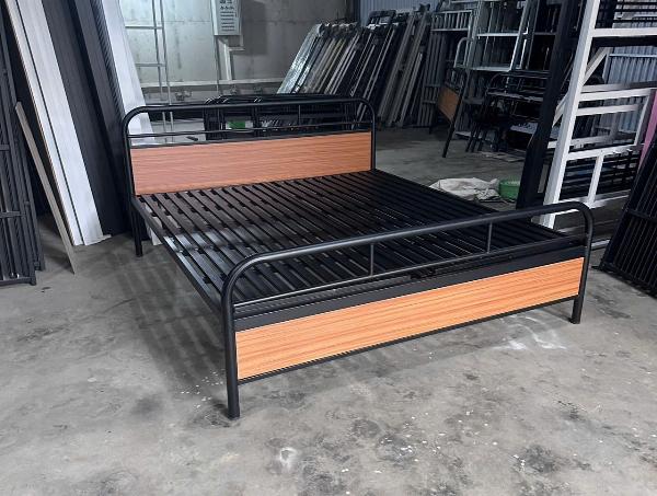 GIƯỜNG SẮT KẾT HỢP GỖ KIỂU MỚI 1M6X2M