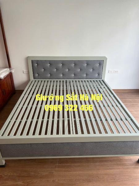 Giường sắt màu ghi kết hợp nỉ 1m6x2m