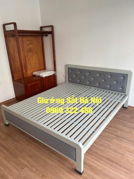 Giường sắt màu ghi kết hợp nỉ 1m6x2m